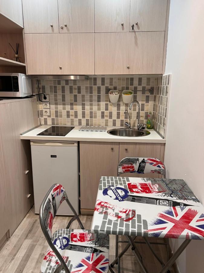 Small Budget Diamond Apartment In Agias Sofias. Soluň Exteriér fotografie