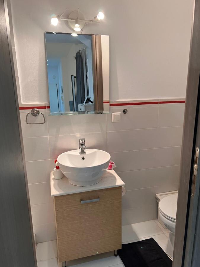 Small Budget Diamond Apartment In Agias Sofias. Soluň Exteriér fotografie